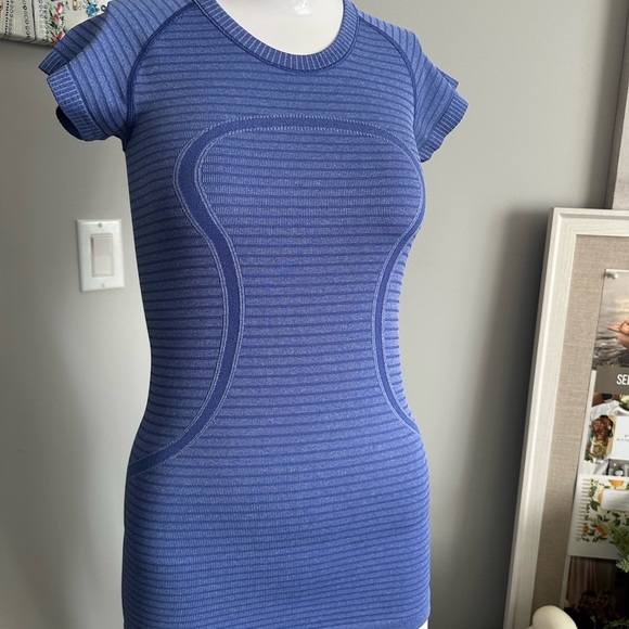 Lululemon Swiftly Blue Striped Women's Top Sz 2 - Picture 4 of 4